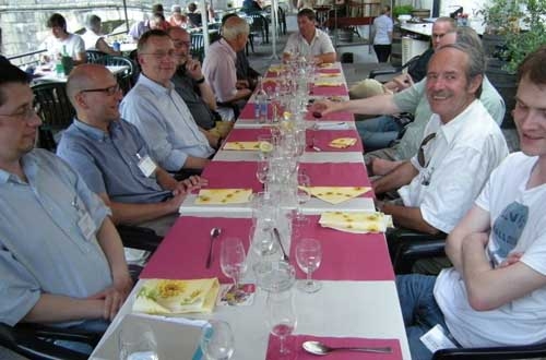 Gemeinsam am Tisch: Das Nachtessen in St- Ursanne (Kanton Jura) nutzten die Journalisten für Fragen und Gespräche mit den Experten.
