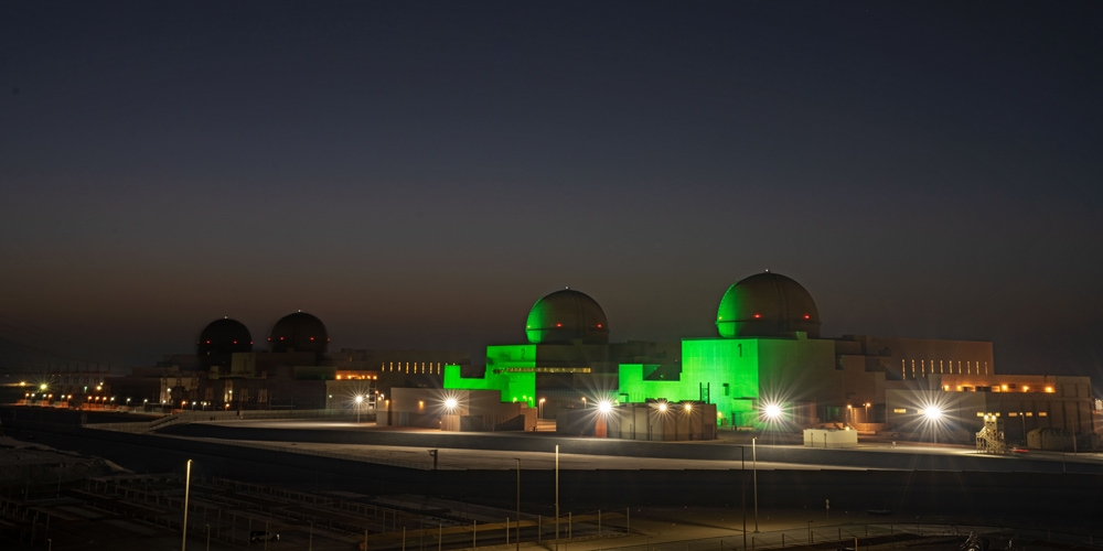 La centrale nucléaire de Barakah la nuit