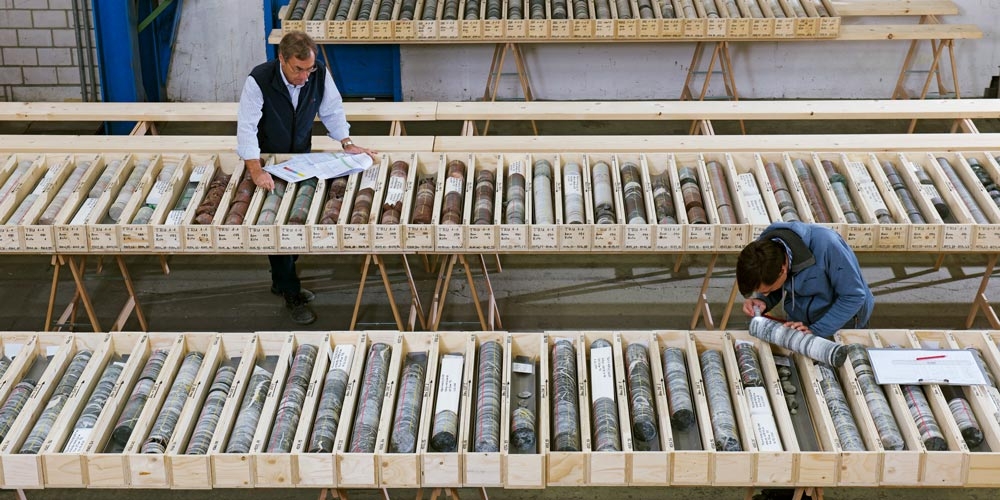 Geologen untersuchen Bohrkerne der Nagra im Bohrkernzwischenlager