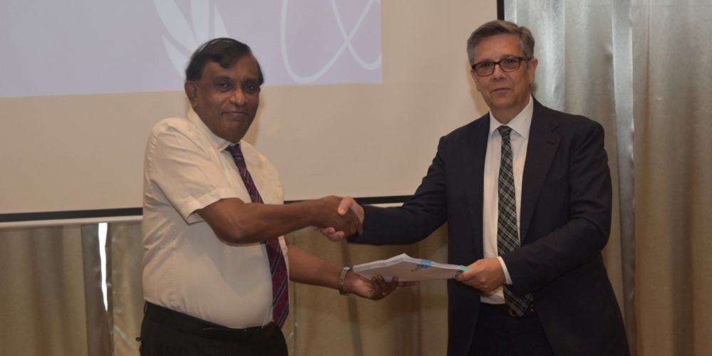 Prof. S.R.D. Rosa, Vorsitzender des Sri Lanka Atomic Energy Board (links), mit dem Leiter des Inir-Teams, Jose Bastos, von der Abteilung für die Entwicklung der nuklearen Infrastruktur der IAE