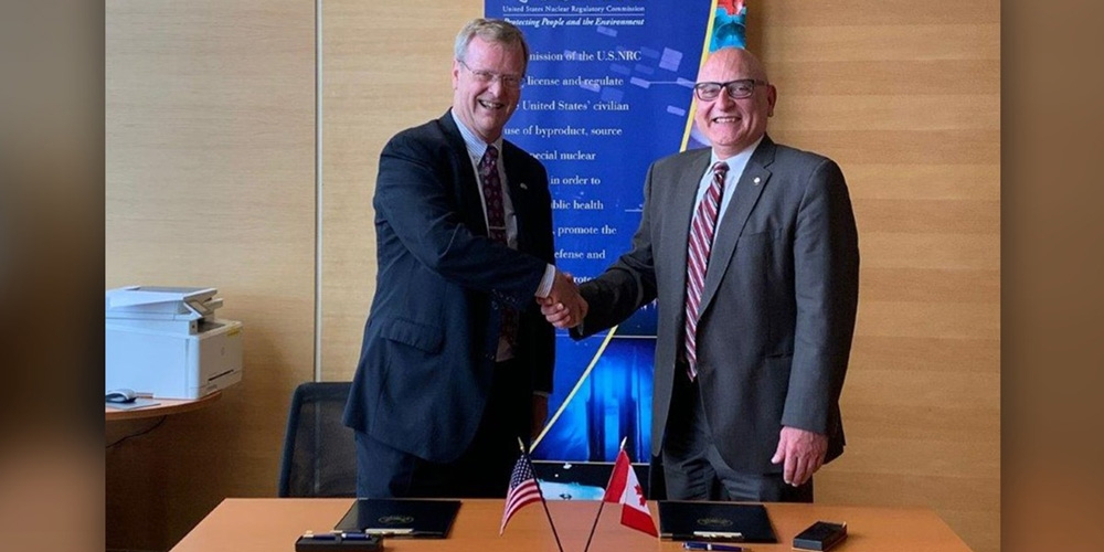 Daniel Dorman, Executive Director for Operations auprès de la NRC (à gauche), t Ramzii Jammal, vice-président de la CCSN (à droite)