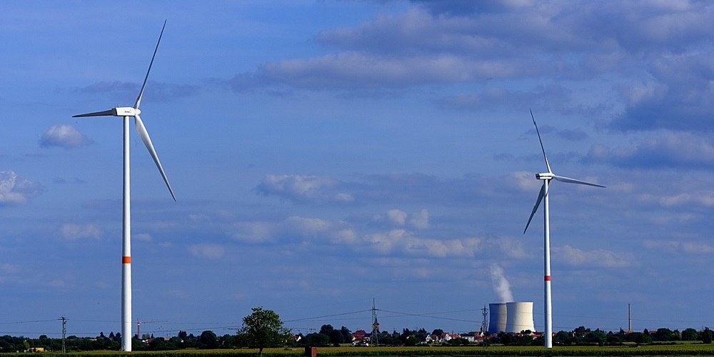 Éolienne et centrale nucléaire