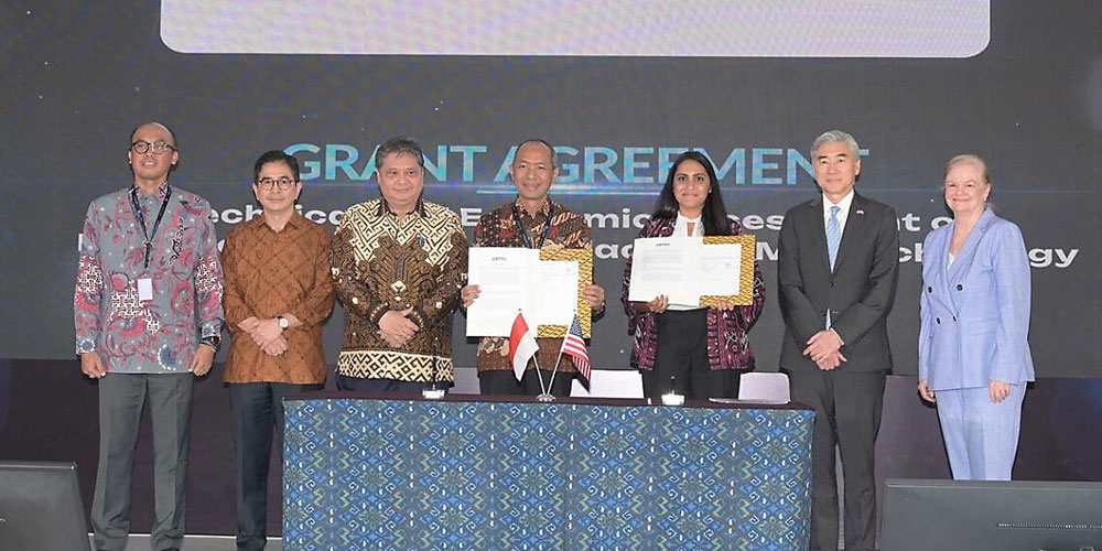 Des représentants américains et indonésiens après la signature de la déclaration d'intention.