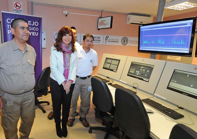 Die argentinische Präsidentin, Cristina Fernandez de Kirchner, besucht die Urananreicherungsanlage im Technologiekomplex Pilcaniyeu anlässlich der Einweihungsveranstaltung.