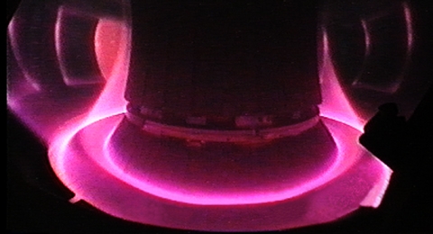 Blick in das viele Millionen Grad heisse Plasma der Fusionsanlage Asdex Upgrade: Der Plasmarand wird auf die speziell ausgerüsteten Divertorplatten am Boden gelenkt.