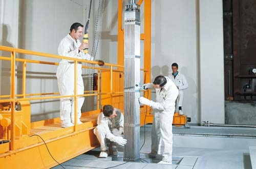 Inspection d'un assemblage combustible neuf: la certification environnementale détaillée de la centrale nucléaire de Beznau atteste de l'excellent écobilan dans l'ensemble du cycle du combustible, depuis l'extraction de l'uranium jusqu'au stockage géologique profond.