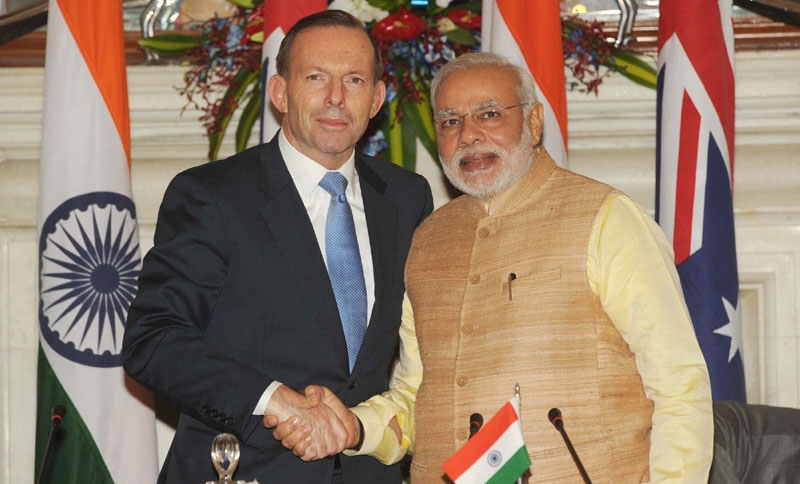 Der australische Premierminister Tony Abbott und sein Amtskollege Narendra Modi geben den Abschluss der bilateralen Vereinbarung bekannt.