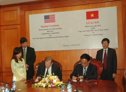 Seth Grae, président et CEO de Lightbridge Corporation (gauche), et le professeur Vuong Huu Tan, directeur général de l’Agence vietnamienne de radioprotection et de sûreté nucléaire (Varans), ont signé une déclaration d’intention portant sur leur collaboration dans les domaines de la radioprotection et de la sûreté nucléaire le 14 août 2014.