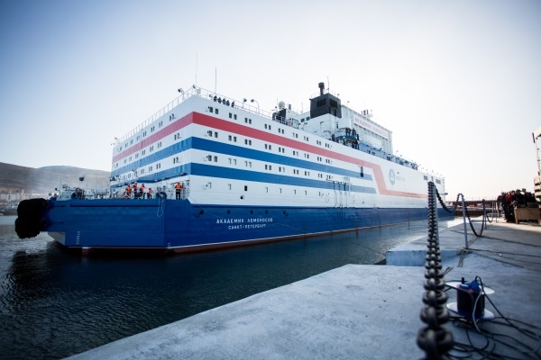 Das schwimmende Kernkraftwerk Akademik Lomonosow ist an einem speziell gebauten Kai in der Hafenstadt Pewek auf der Halbinsel Tschukotka im Osten Russlands angedockt.