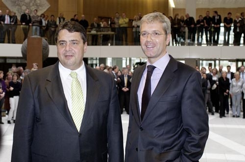 Passation de pouvoir au siège du ministère fédéral de l’environnement à Bonn: le ministre sortant Sigmar Gabriel (SPD) et le nouveau ministre de l’environnement Norbert Röttgen (CDU).