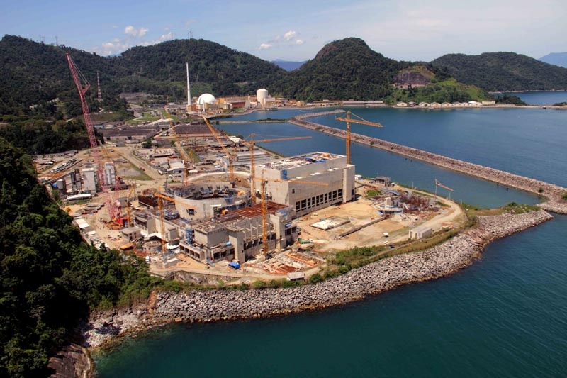 Le Français Areva SA terminera la construction de la tranche nucléaire Angra 3, au Brésil. Les travaux avaient été interrompus au milieu des années 1980 par manque de financement.