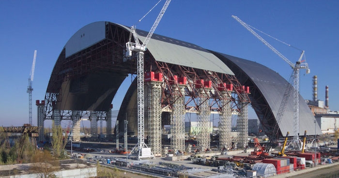 Die östliche Teilkonstruktion der Sicherheitshülle für den zerstörten Block 4 des Kernkraftwerks Tschernobyl wird zur westlichen Teilkonstruktion verschoben.