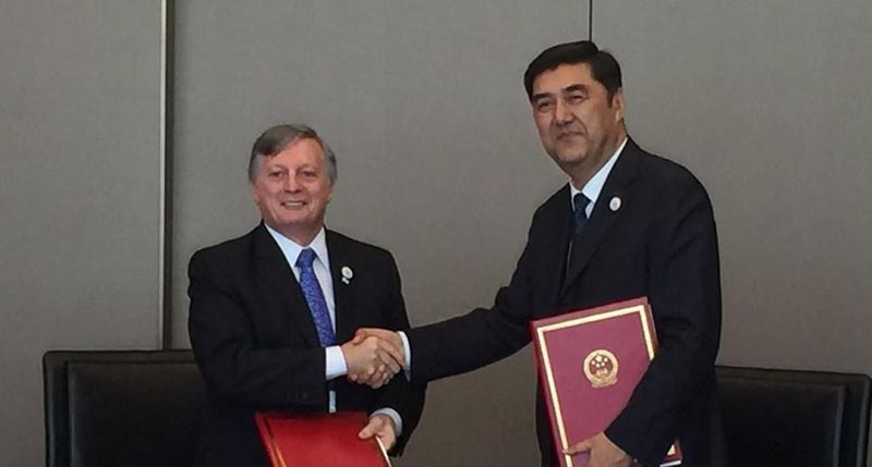 Juan José Aranguren, ministre argentin de l’Energie et des Mines, et Nur Bekri, président de la China National Energy Administration, échangent la déclaration d’intention signée.