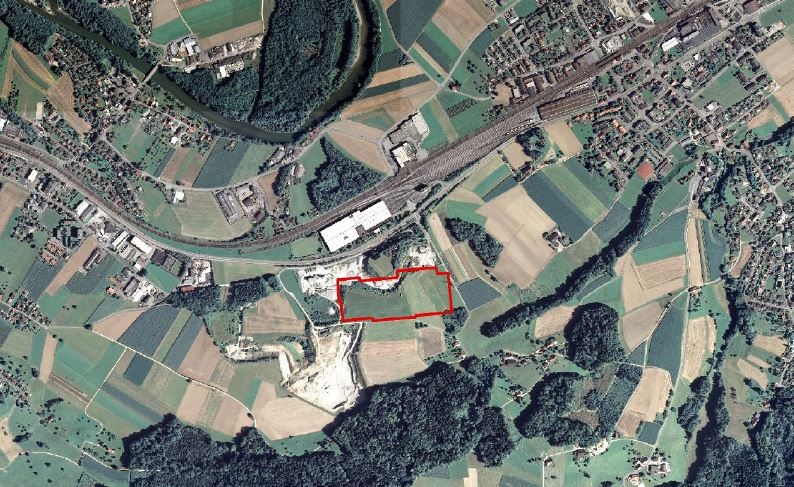 La zone entourée met en évidence la surface et la situation du site d’implantation JS-1-SMA destiné à l’aménagement d’une installation de surface dans la région Pied sud du Jura.
