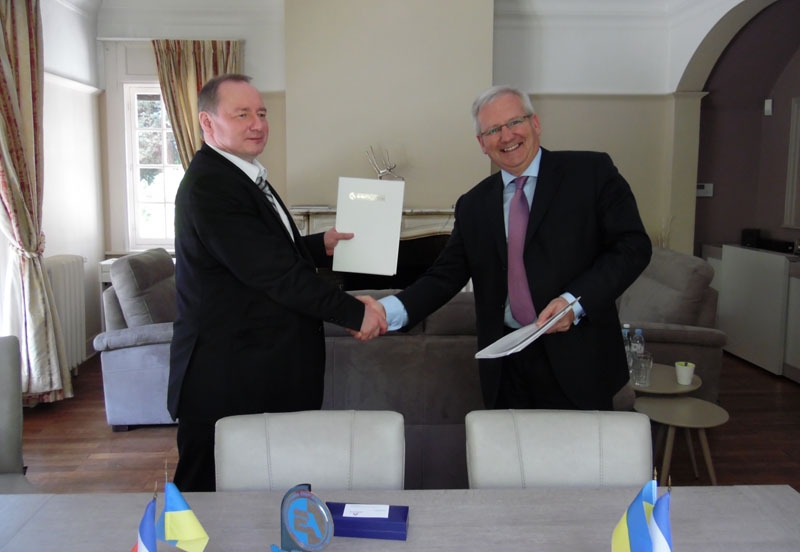 Iouri Nedachkovski, président d’Energoatom, et Olivier Wantz, directeur du Business groupe Amont d'Areva, échangent les documents signé pour la fourniture d’uranium enrichi.