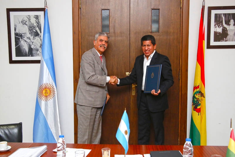 Julio De Vido, ministre argentin de la Planification, et Luis Alberto Sanchez Fernandez, ministre bolivien du Pétrole et de l’Energie (à droite) se félicitent de la signature de l’accord.