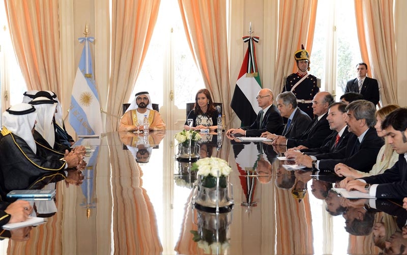 Scheich Mohammed Bin Rashid al Maktoum und Cristina Fernandez de Kirchner nehmen an der Unterzeichnung eines Zusammenarbeitsabkommens zur friedlichen Nutzung der Kernenergie zwischen Argentinien und den VAE teil.