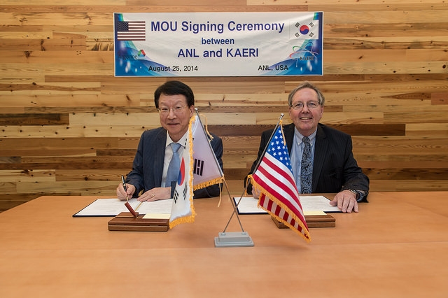 Jong Kyung Kim, du Kaeri, et Peter Littlewood, de l’ANL, signent une déclaration d’intention portant sur leur collaboration dans différents domaine de la recherche nucléaire le 25 août 2014.