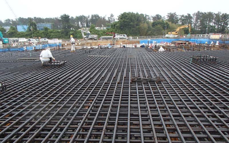 Am 26. Juni 2013 wurden die Armierungseisen für das Fundament der neuen Verbrennungsanlage verlegt. Drei Tage später begann das Giessen des ersten Betons.