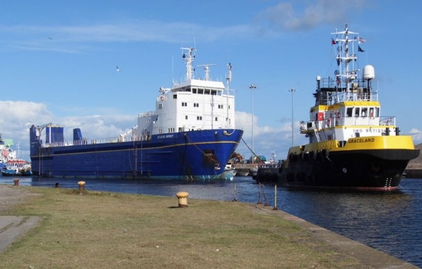 Das Frachtschiff «Atlantic Osprey» wird von seinem Anlegeplatz in Barrow-in-Furness nach Swansea geschleppt, wo es zerlegt und zu 95% wiederverwertet wird.