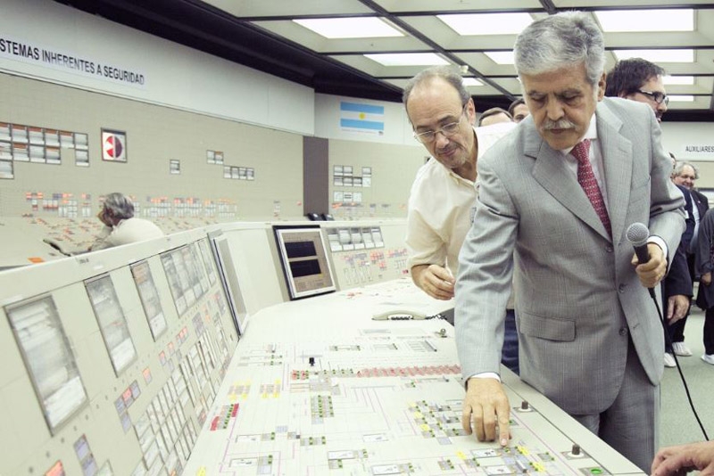 Der argentinische Planungsminister, Julio de Vido, setzt die Kernkraftwerkseinheit Néstor Kirchner (ehemals Atucha-2) in Gang.