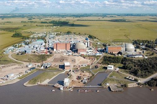 Die schwerwassermoderierte Einheit Atucha-2 mit einer installierten Leistung von 745 MW wird laut Nucleoeléctrica Mitte 2013 den kommerziellen Betrieb aufnehmen. Damit erhöht sich der Kernenergieanteil von Argentiniens Stromproduktion auf rund 10%.