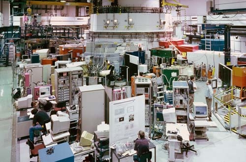 In der Experimentierhalle des Forschungsreaktors BER II: Das HZB hat in den letzten Jahren Investitionen in der Höhe von mehreren Millionen Euro getätigt, um die Neutronenquelle ständig zu erneuern und zu warten.
