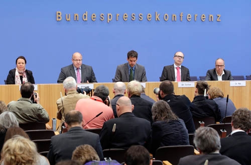 Bundesumweltminister Peter Altmaier (zweiter von links) kündigte am 31. Mai 2012 der Presse das politische Programm des Bundesministeriums für Umwelt, Naturschutz und Reaktorsicherheit an.
