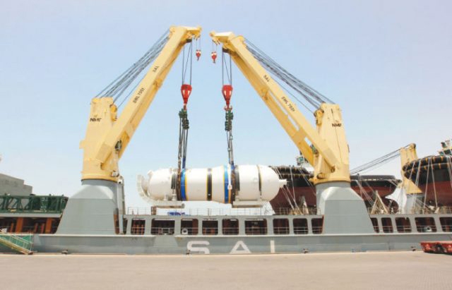 Einer der zwei Dampferzeuger, der für die APR1400-Einheit Barakah-3 bestimmt ist, wird vom Transportschiff entladen.