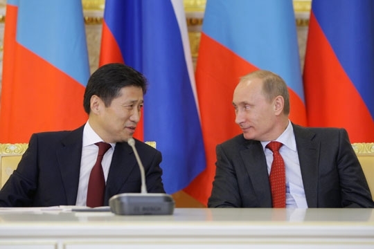 Bei einem Treffen Mitte Dezember 2010 einigten sich Süchbaataryn Batbold und Wladimir Putin auf einen Rahmen zur Schaffung des Joint Venture LLC Dornod Uranium.