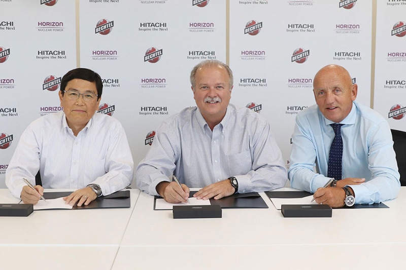 Die Unterzeichnung des Vertrages durch (von links nach rechts) Chikara Takeuchi, Geschäftsführer der Hitachi Nuclear Energy Europe, John Atwell, Projektleiter der Bechtel und Duncan Hawthorne, CEO der Horizon Nuclear Power.