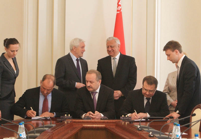 Vertreter der weissrussischen Regierung, der VEB und der BelVEB unterzeichnen die Kreditvereinbarung für das erste Kernkraftwerk Weissrusslands.