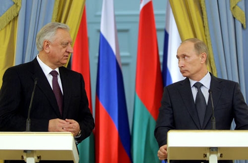 Michail Miasnikovitch et Vladimir Poutine expliquent aux médias leurs intentions de construire une centrale nucléaire au Bélarus.