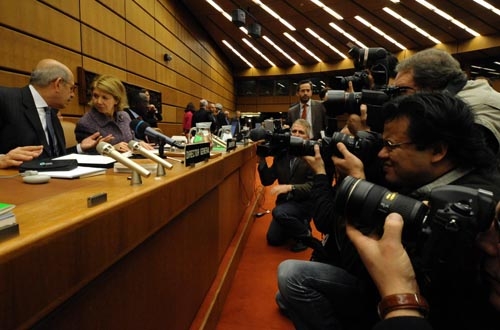 Des photographes tirent quelques clichés avant le début de la réunion du Conseil des gouverneurs de l’AIEA le 27 novembre 2009.