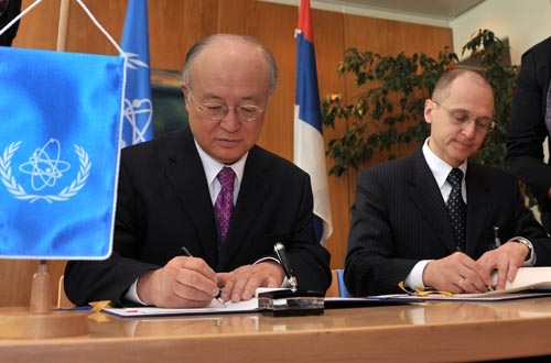 Yukiya Amano und Sergei Kirijenko verständigen sich über die Einrichtung der weltweit ersten Bank für Kernbrennstoffe.