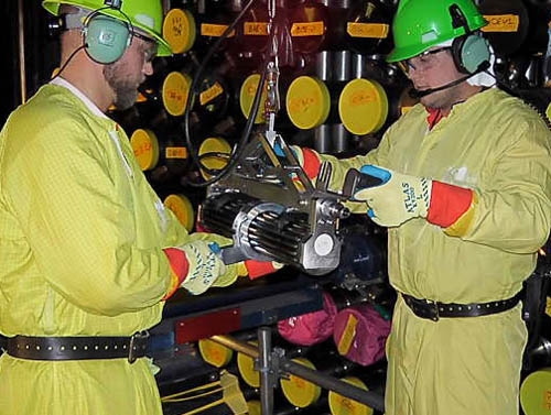 Arbeiter der Bruce Power bereiten das Beladen von Bruce-A-1 mit dem ersten Brennelement vor.