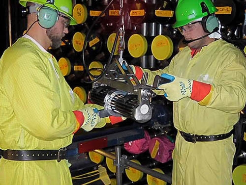 Le personnel de Bruce Power se prépare le 22 novembre 2011 à charger le cœur du réacteur de la tranche 1 de la centrale.