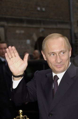 Der russische Präsident Wladimir Putin und der französische Premierminister Dominique de Villepin schlagen in einer gemeinsamen Erklärung eine multinationale Brennstoffversorgung vor.