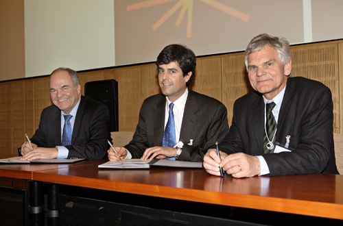 Das neu gegründete Jülich Centre for Neutron Science (JCNS) hat ein Memorandum of Agreement zum Bau eines Spinecho-Spektrometers unterzeichnet.