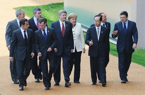 Les huit chefs d&#39;Etat et de gouvernement et le président de la Commission européenne pendant le sommet du G8.