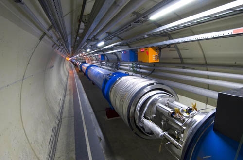 Deux aimants principaux encore séparés en cours de transfert dans le tunnel du LHC à 100 m de profondeur.