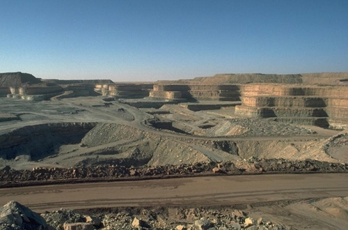 Dans la mine de Somair à Arlit, au cœur du Sahara nigérien, la couche de minerai uranifère est proche de la surface. C'est seulement à une soixantaine de mètres au fond de cette mine à ciel ouvert que les hommes vont extraire l'uranium.