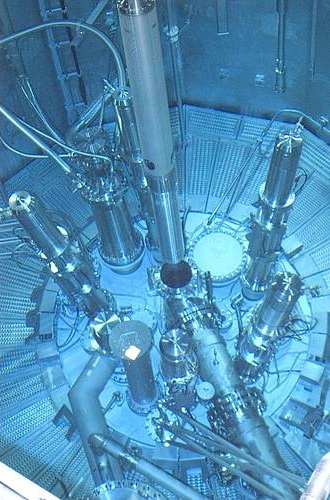 Blick in das Reaktorbecken des FRM-II: Der Greifer setzt das Brennelement in den Zentralkanal des Moderatortanks ein.