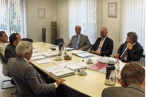 Mitglieder der Divisionsleitung NOK Kernenergie (rechts) im Gespräch mit Experten der Schweizerischen Vereinigung für Qualitäts- und Management-Systeme (SQS).