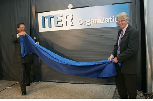 Iter-Generaldirektor Kaname Ikeda und der erste stellvertretende Generaldirektor, Norbert Holtkamp, enthüllen das Schild der Iter-Organisation anlässlich des offiziellen Inkrafttretens des Iter-Abkommens am 24. Oktober 2007.
