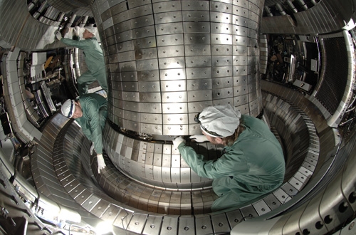 Mit Wolfram beschichtete Wandkacheln werden im Plasmagefäss des Tokamak Asdex Upgrade eingebaut.