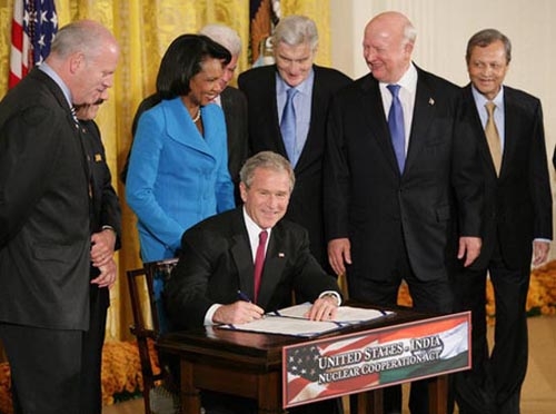 Präsident Bush unterzeichnet das amerikanisch-indische Nuklearabkommen, das vor gut drei Jahren ausgehandelt worden war.