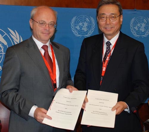 Juri Sokolow, Stellvertretender Generaldirektor der IAEO, und Kaname Ikeda, Generaldirektor der Iter-Organisation, haben ein gemeinsames Abkommen unterzeichnet.