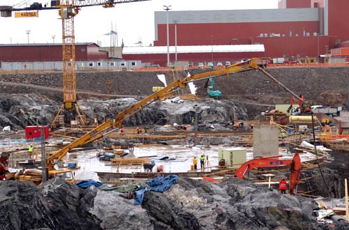 Am Standort Okiluoto, wo bereits zwei Kernkraftwerke in Betrieb stehen, kommen die Bauarbeiten für den weltweit ersten europäischen Druckwasserreaktor vom Typ EPR voran.