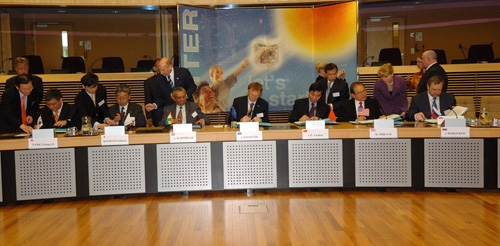 Vertreter der sieben Iter-Mitgliedstaaten unterzeichnen die Vereinbarung zur Gründung der Iter-Organisation. Damit wird die rechtliche Grundlage für den Bau des neuen Fusionsreaktors im südfranzösischen Cadarache geschaffen.